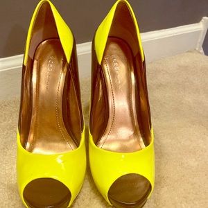 BCBGeneration Neon Yellow & Black pumps  size 9B